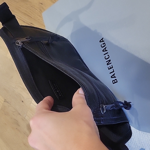 Balenciaga leather fanny pack/cross body - Picture 3 of 8